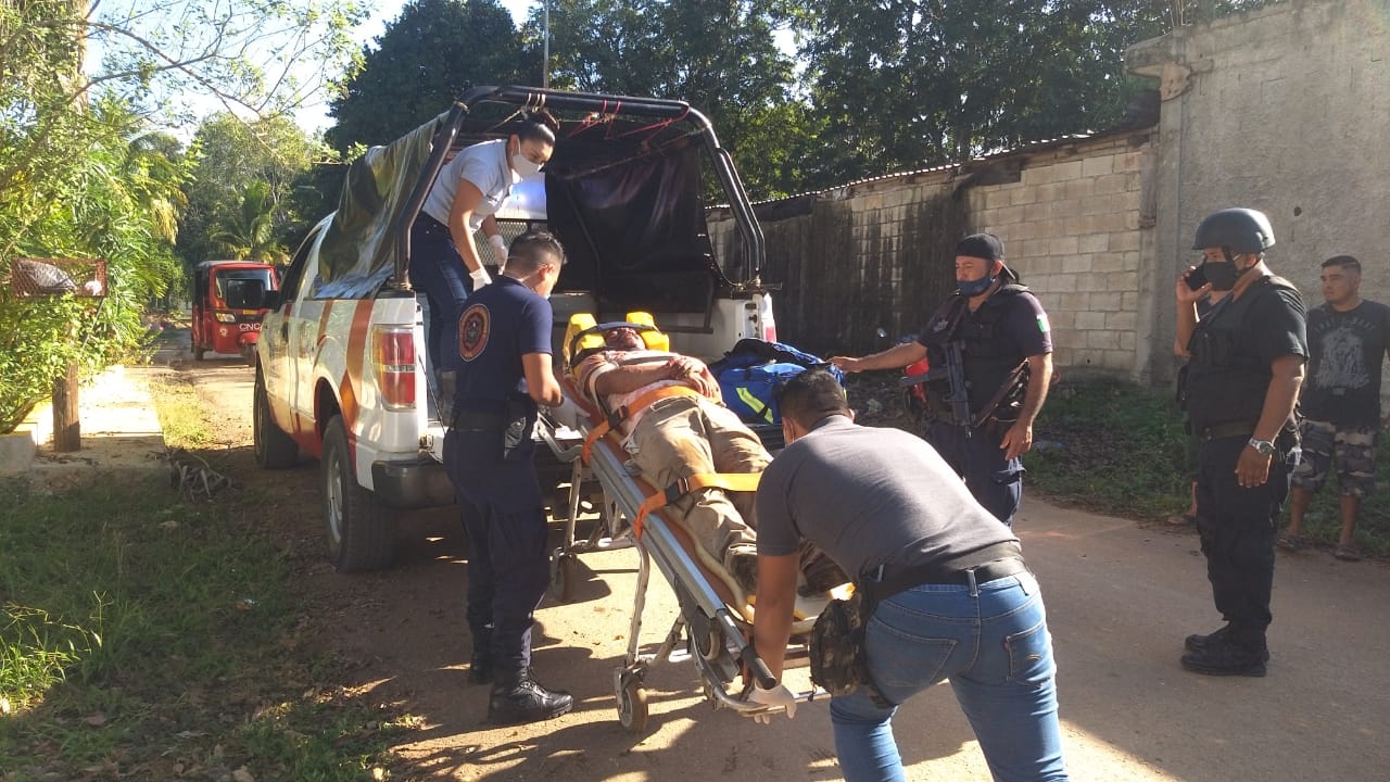 El hombre fue llevado al hospital, pues presentaba una herida en la cabeza, provocada con algún objeto sólido