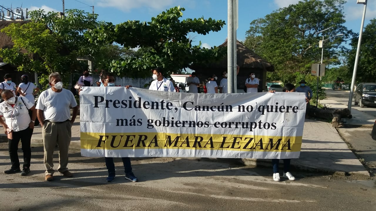 Los manifestantes buscaron acercarse al mandatario federal para entregarle los documentos con las peticiones