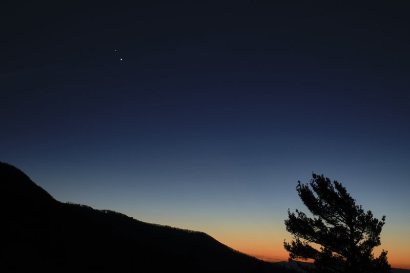 Júpiter y Saturno: Así podrás ver la 'Estrella de Navidad' esta noche