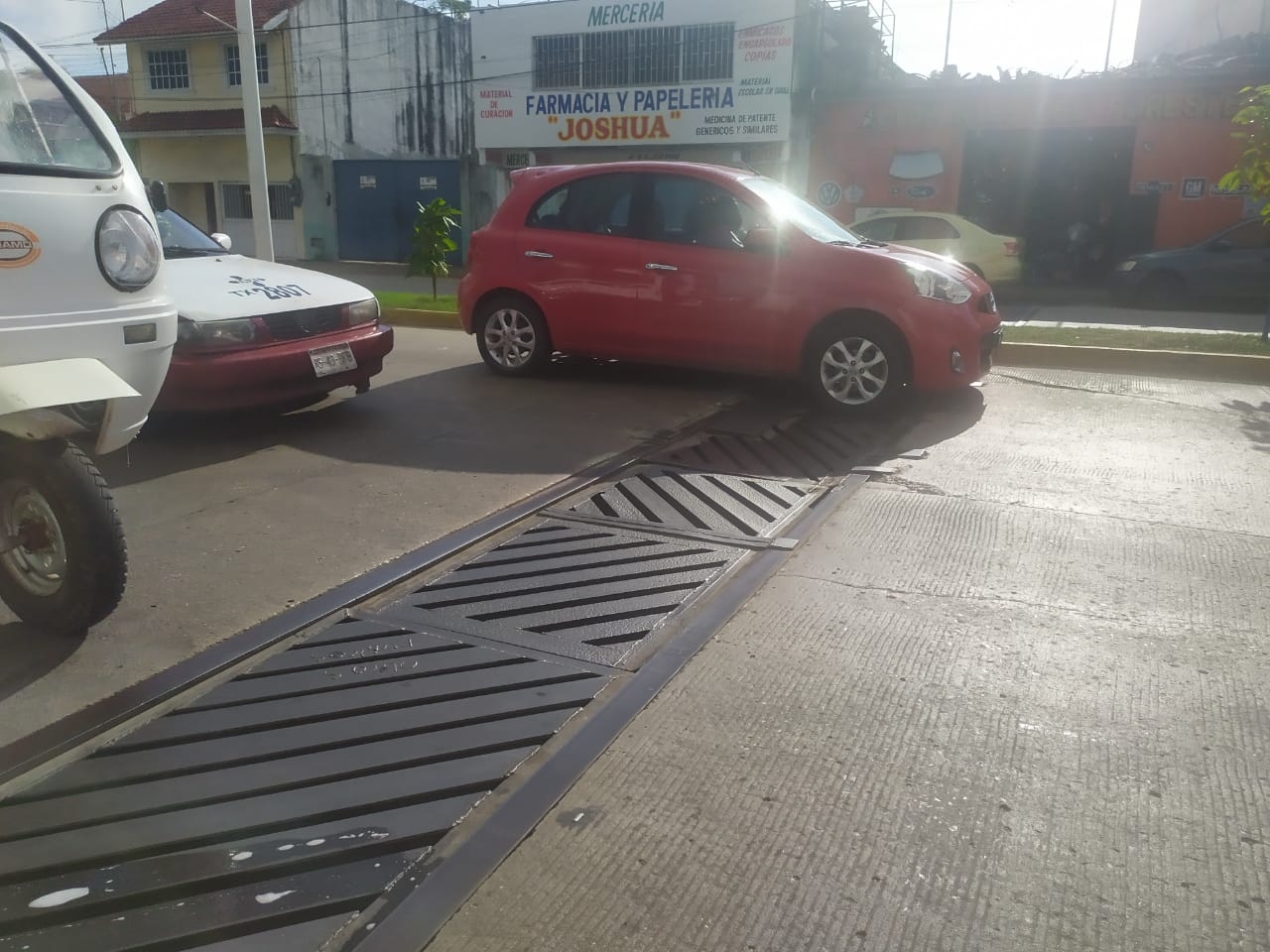 Coladera en mal estado genera ruidos y accidentes en Ciudad del Carmen