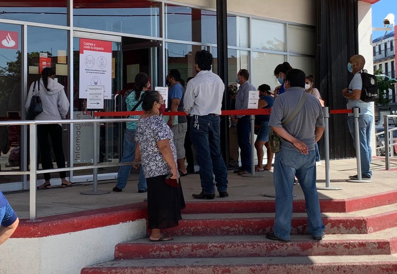 Reportan aglomeración en bancos de Chetumal