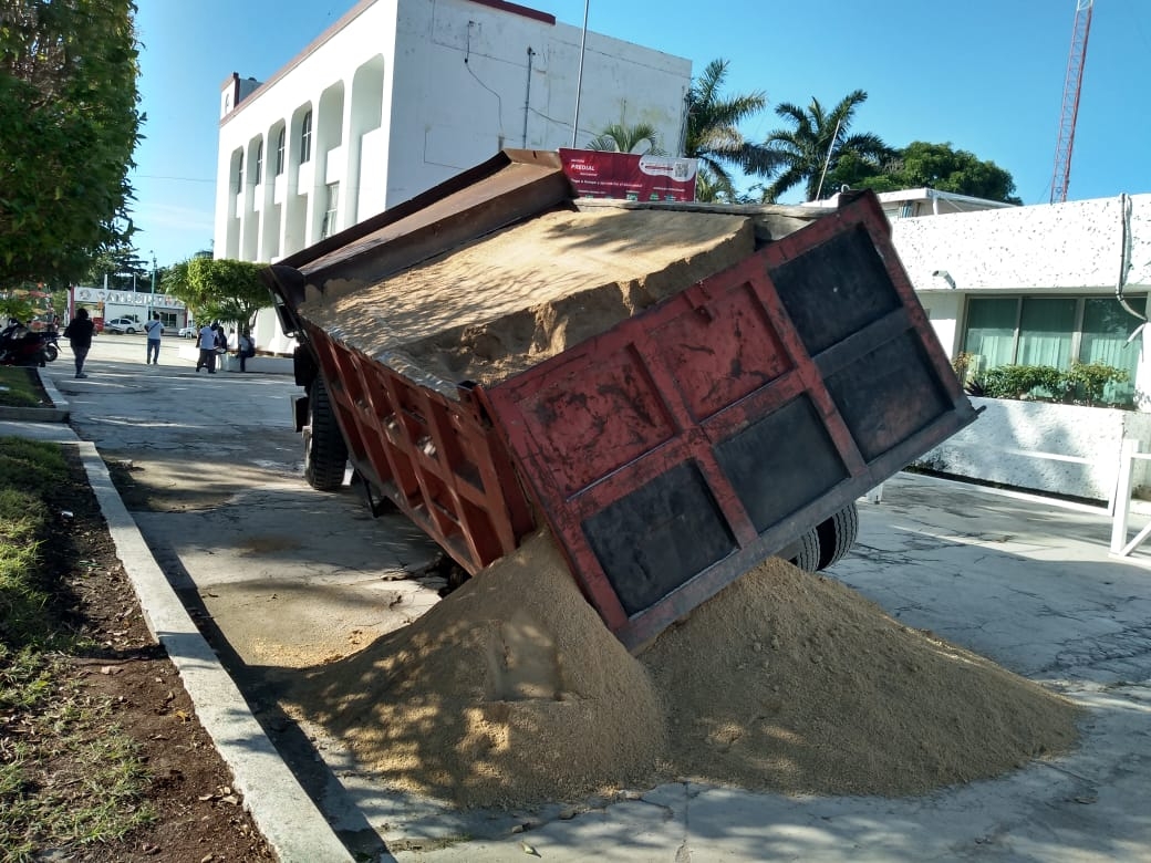 En Chetumal: Pesada unidad queda hundida frente al Ayuntamiento