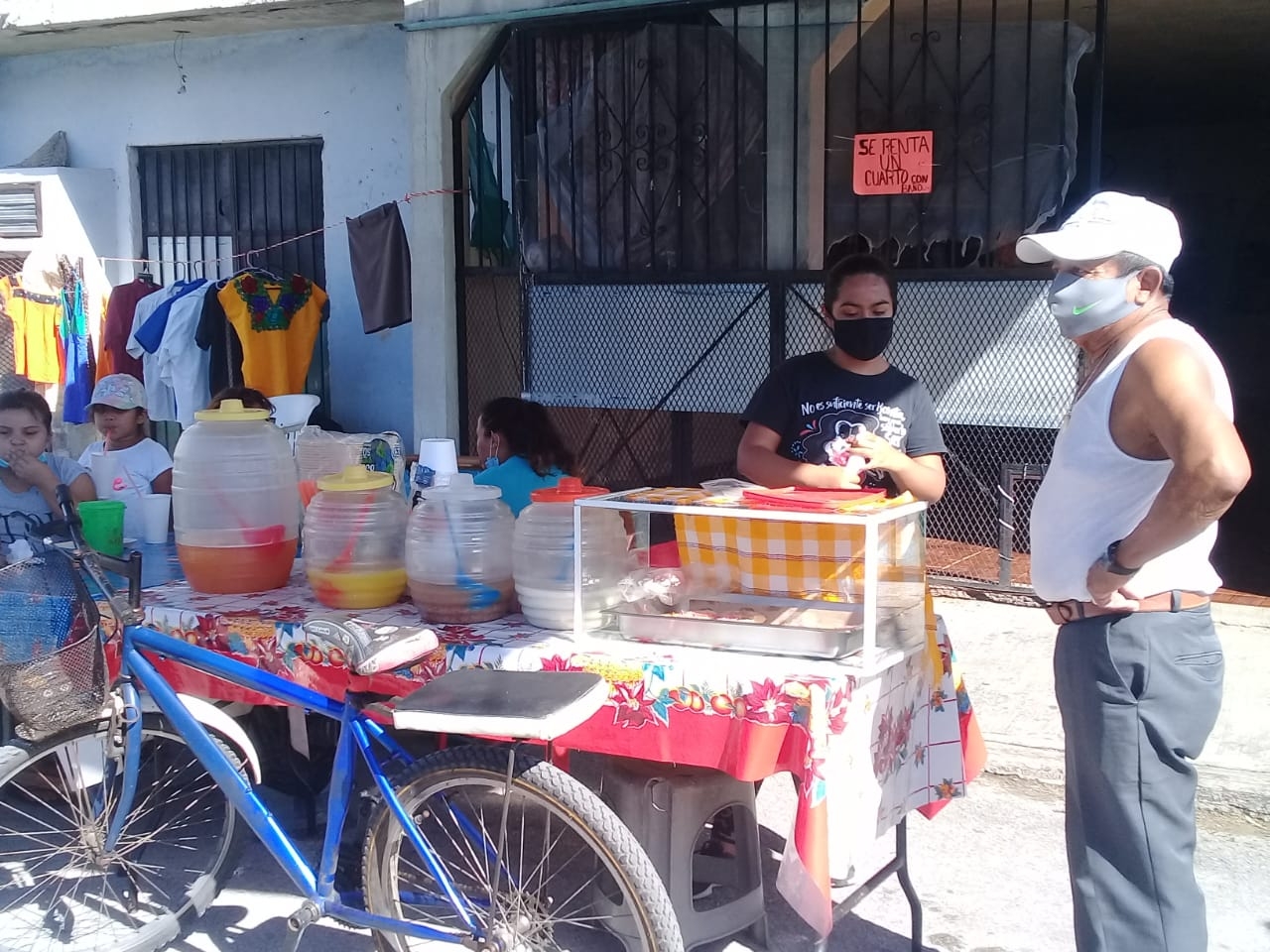 Los puestos ambulantes instalados en colonias como la Colosio, acapararon la atención de los transeúntes