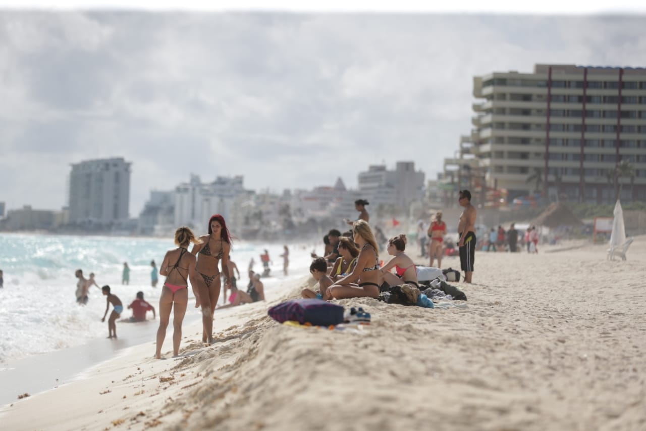 Las principales playas de Cancún registraron una importante afluencia de bañistas nacionales y extranjeros