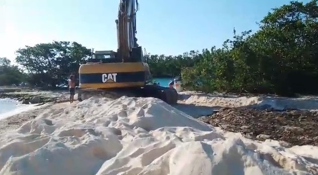 Así se veían las excavadoras dentro Puerto Aventuras en Playa del Carmen