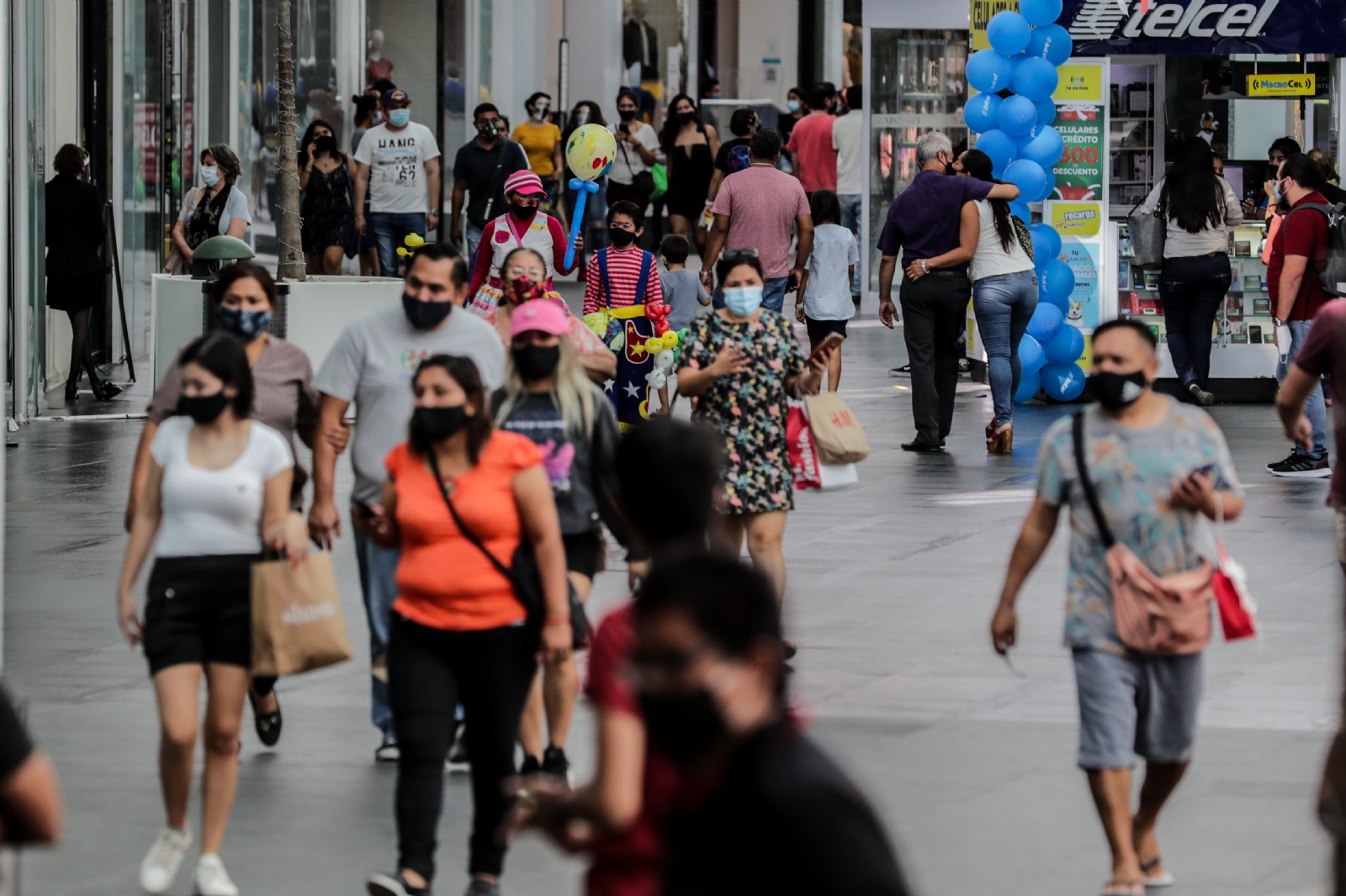 Pasillos de plazas y en las calles de Cancún se notaba la gran afluencia de personas