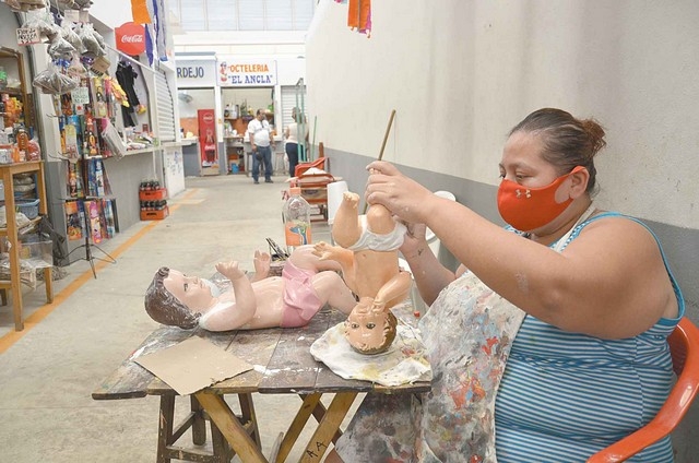 Guadalupe Huerta, 20 años de reparar figuras religiosas en Ciudad del Carmen