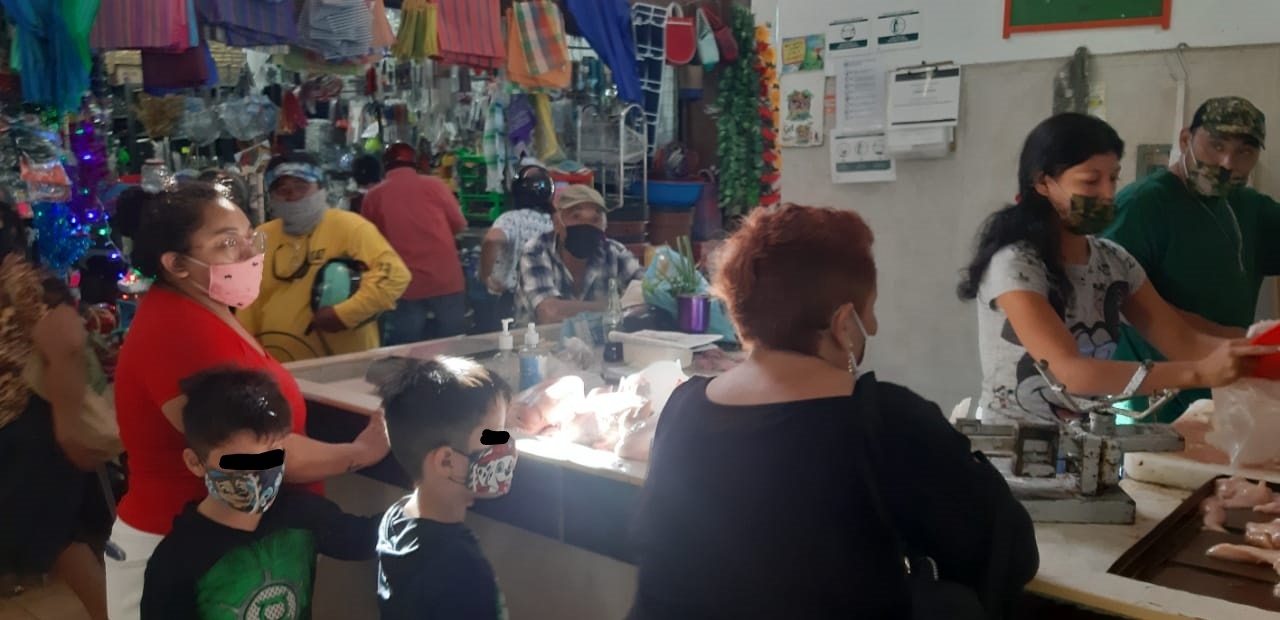 La gente en Cozumel olvidó la Sana Distancia al asistir a comprar a supermercados por la Navidad