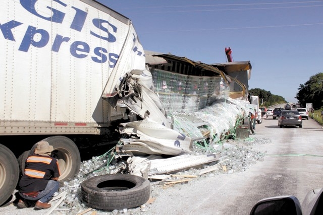 Tráiler destroza carga en volcadura sobre la autopista Campeche-Champotón