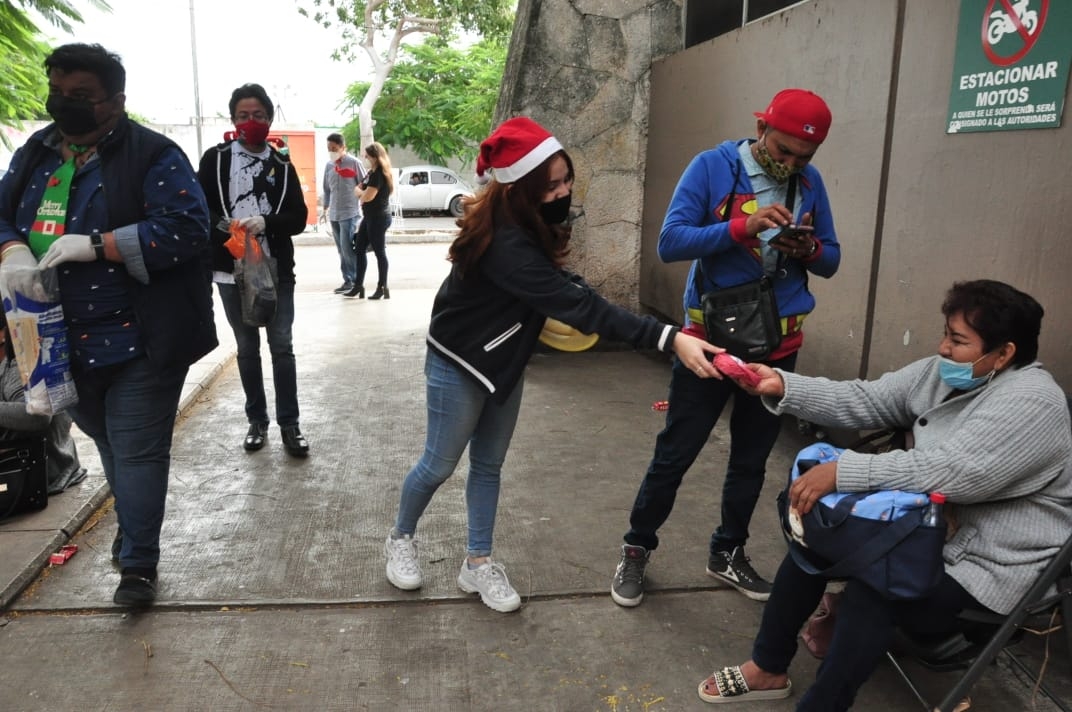 Llevan comida a familiares de pacientes en hospitales de Mérida