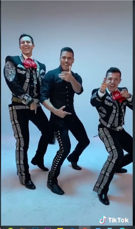 Carlos Rivera baila sensualmente acompañado del Mariachi Gama 1000