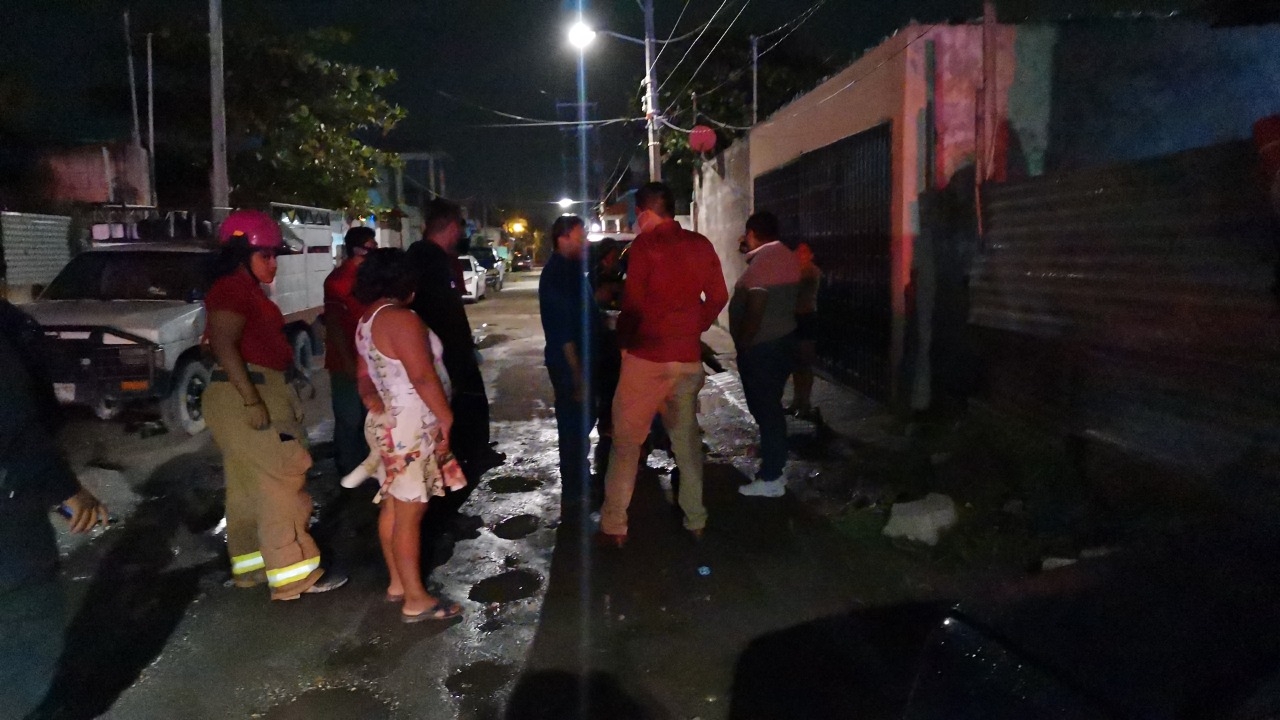 Pirotecnia causa incendio en predio abandonado en Ciudad del Carmen