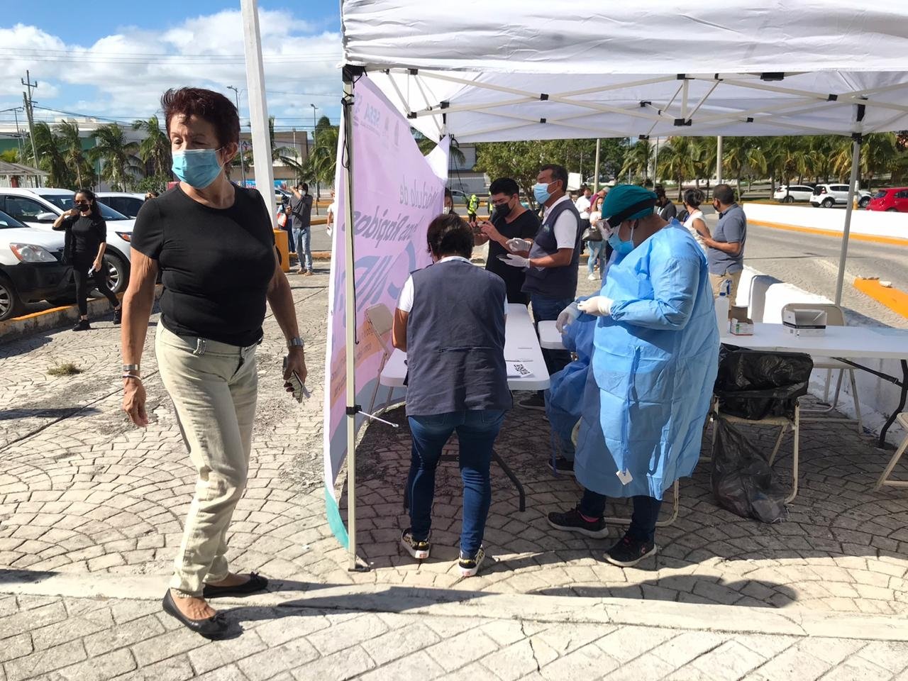 Aplican pruebas rápidas de COVID-19 en Plaza las Américas de Cancún