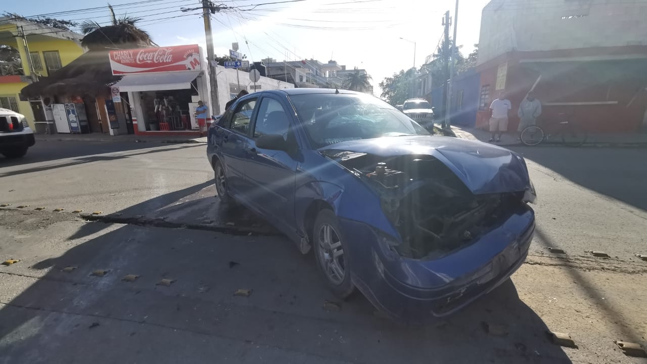 El auto donde viajaba la familia quedó severamente dañado tras el choque