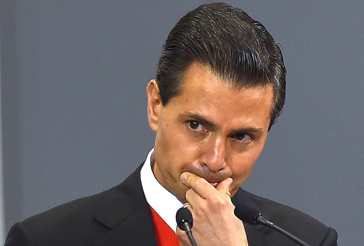 Peña Nieto reaparece en redes en la cama con una mujer ¿Quién es?