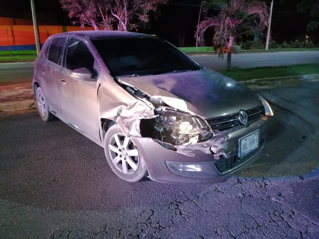 Aparatoso accidente deja a una mujer lesionada y daños materiales en Chetumal