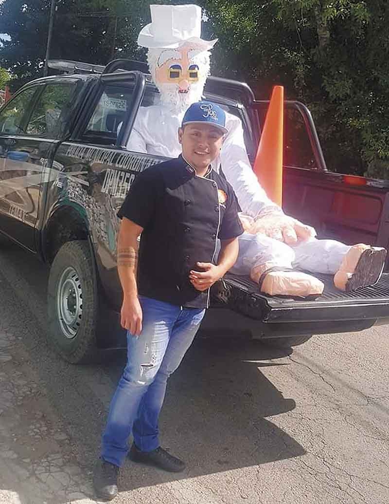 Muñeco de año viejo gigante causa sensación y es comprado en Temax, Yucatán