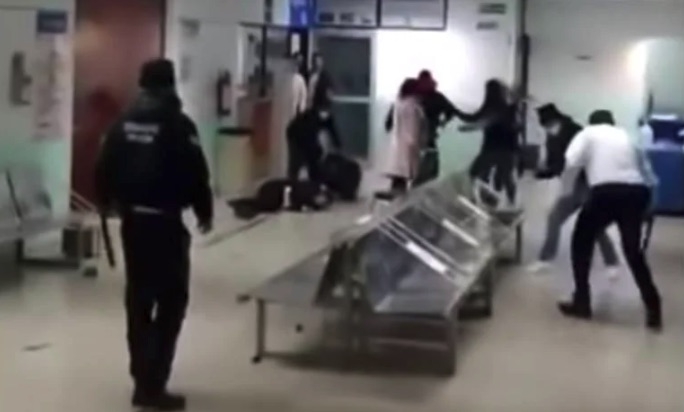 Familia de Ecatepec agrede a guardias de hospital en Tlaxcala: VIDEO 