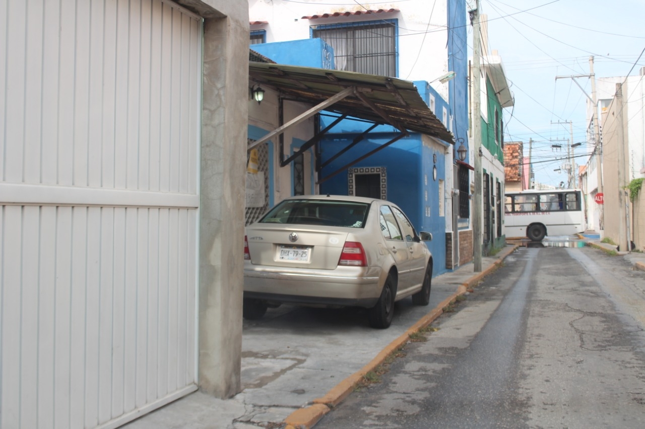 Automovilistas impiden el paso al peatón en Ciudad del Carmen