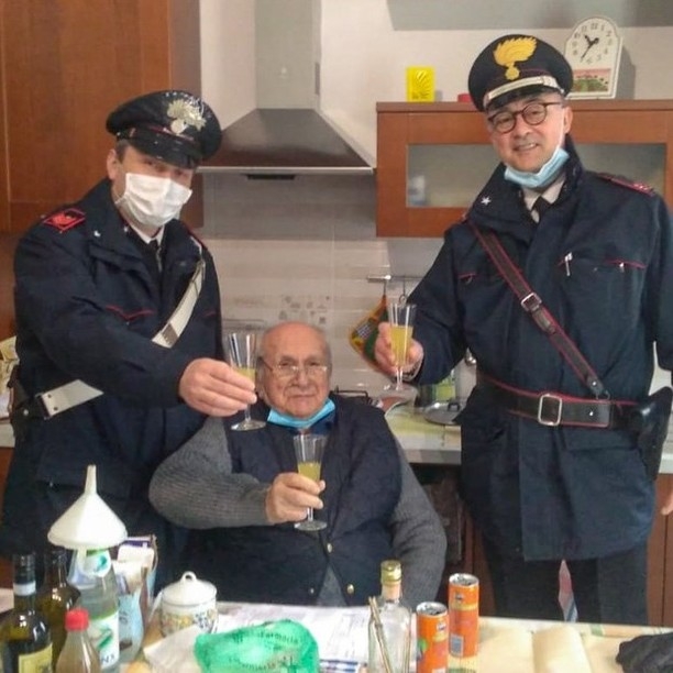 Abuelito italiano llama a la policía para que lo acompañen en Navidad