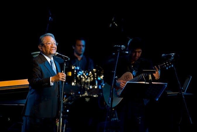 Convocan a homenaje desde casa en honor a Armando Manzanero