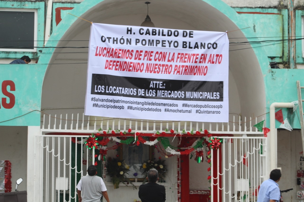 Con lonas protestan locatarios del mercado Lázaro Cárdenas del Río