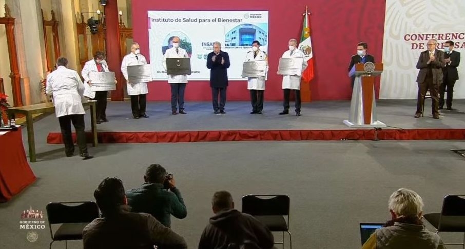 AMLO entrega condecoración Miguel Hidalgo a personal médico