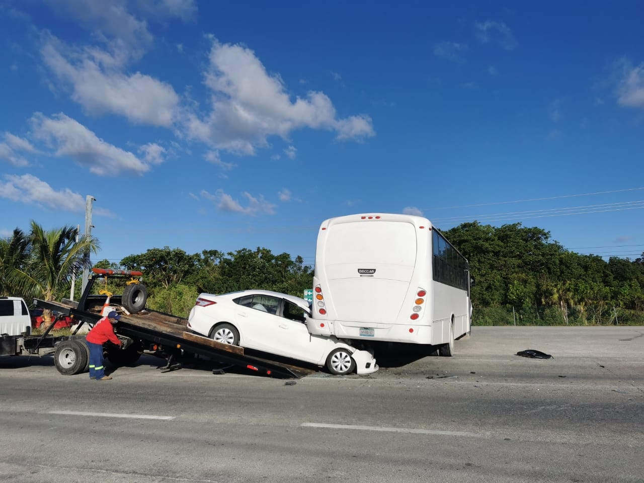 Accidente aparatoso en la curva a Punta Maroma en Playa del Carmen