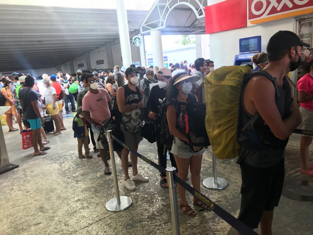 La fila para el cruce a Isla Mujeres desde Cancún lució abarrotada esta mañana
