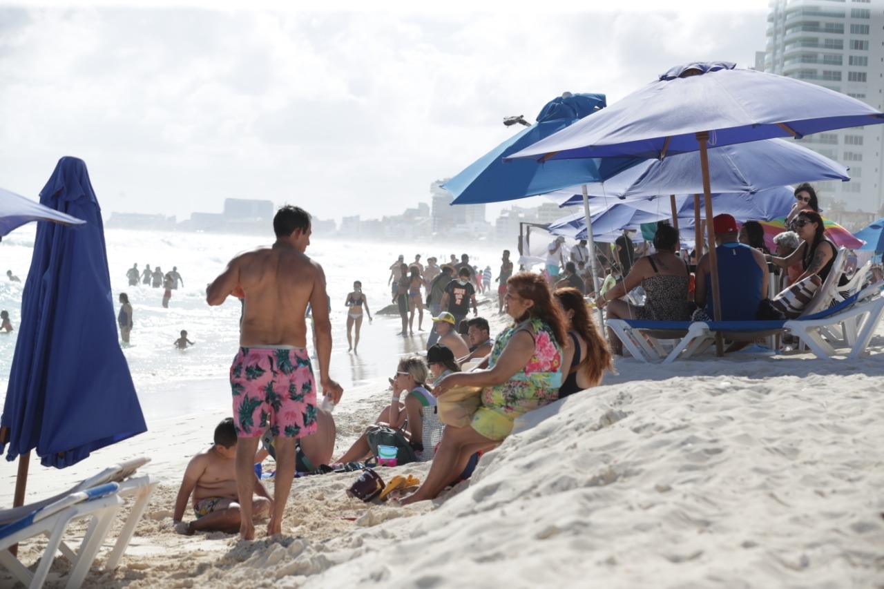 Turistas nacionales, extranjeros y cancunenses no dejaron pasar este martes sin ir a la playa