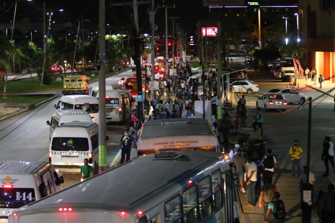 Abarrotan paraderos de transporte público en horas pico en Cancún