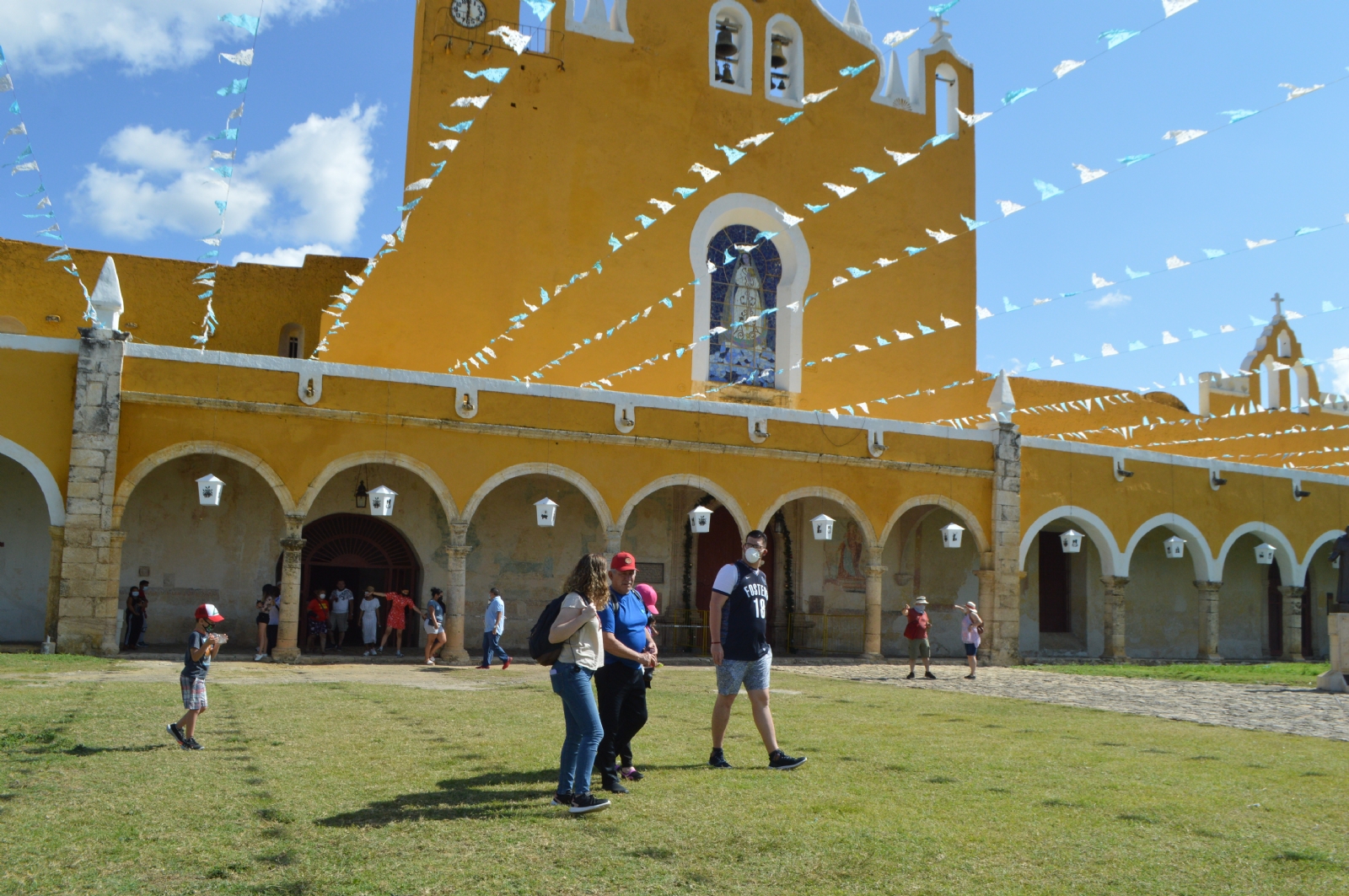 Pueblo Mágico de Izamal maravilla a turistas nacionales