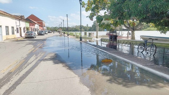 El agua sobrepasó los costales que protegían la zona del Malecón.