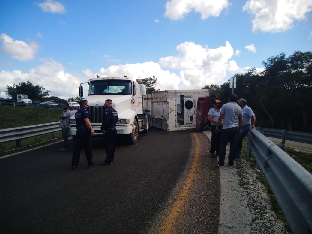 Remolque se desprende y vuelca sobre la carretera Campeche-Mérida