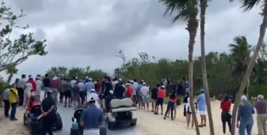 Aficionados no respetan la sana distancia en torneo de golf Mayakoba