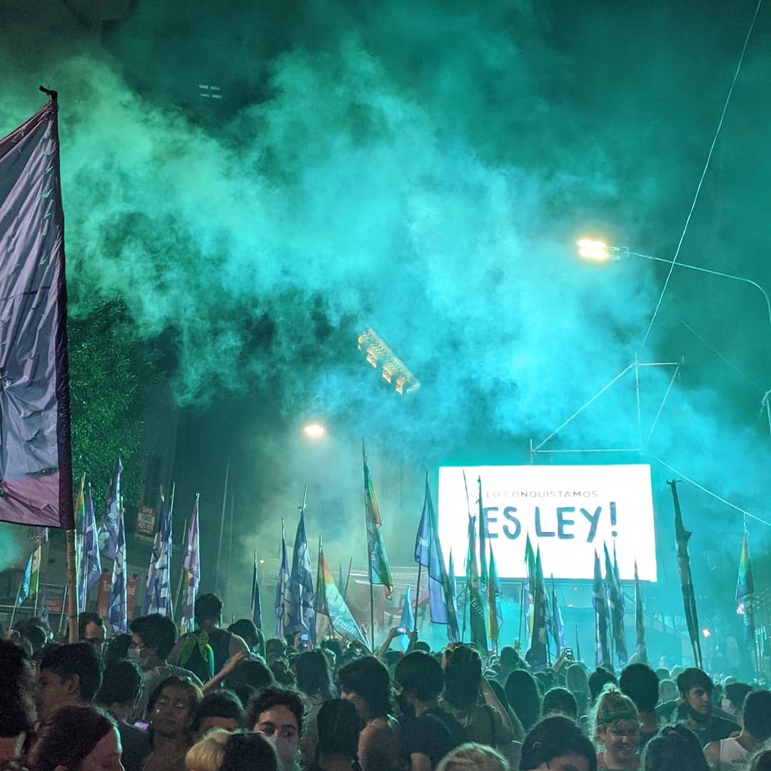 Senado de Argentina aprueba ley que legaliza el aborto