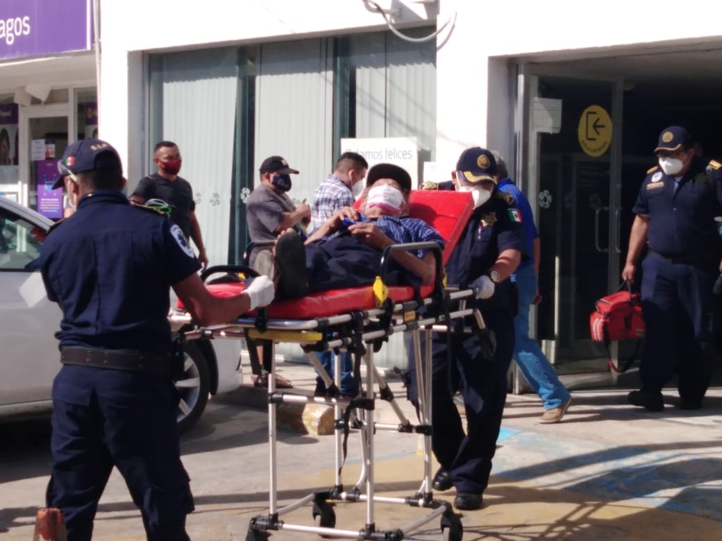 Hombre sufre infarto en el interior de un banco en Mérida