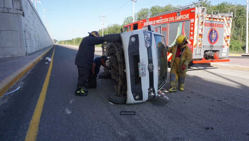 Volcadura deja una persona lesionada y daños materiales en Campeche