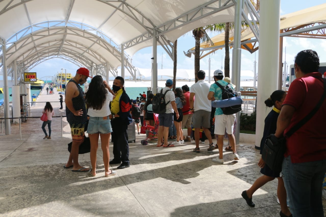 Largas filas se formaron a la entrada de la terminal, así como en las áreas de abordaje del muelle principal