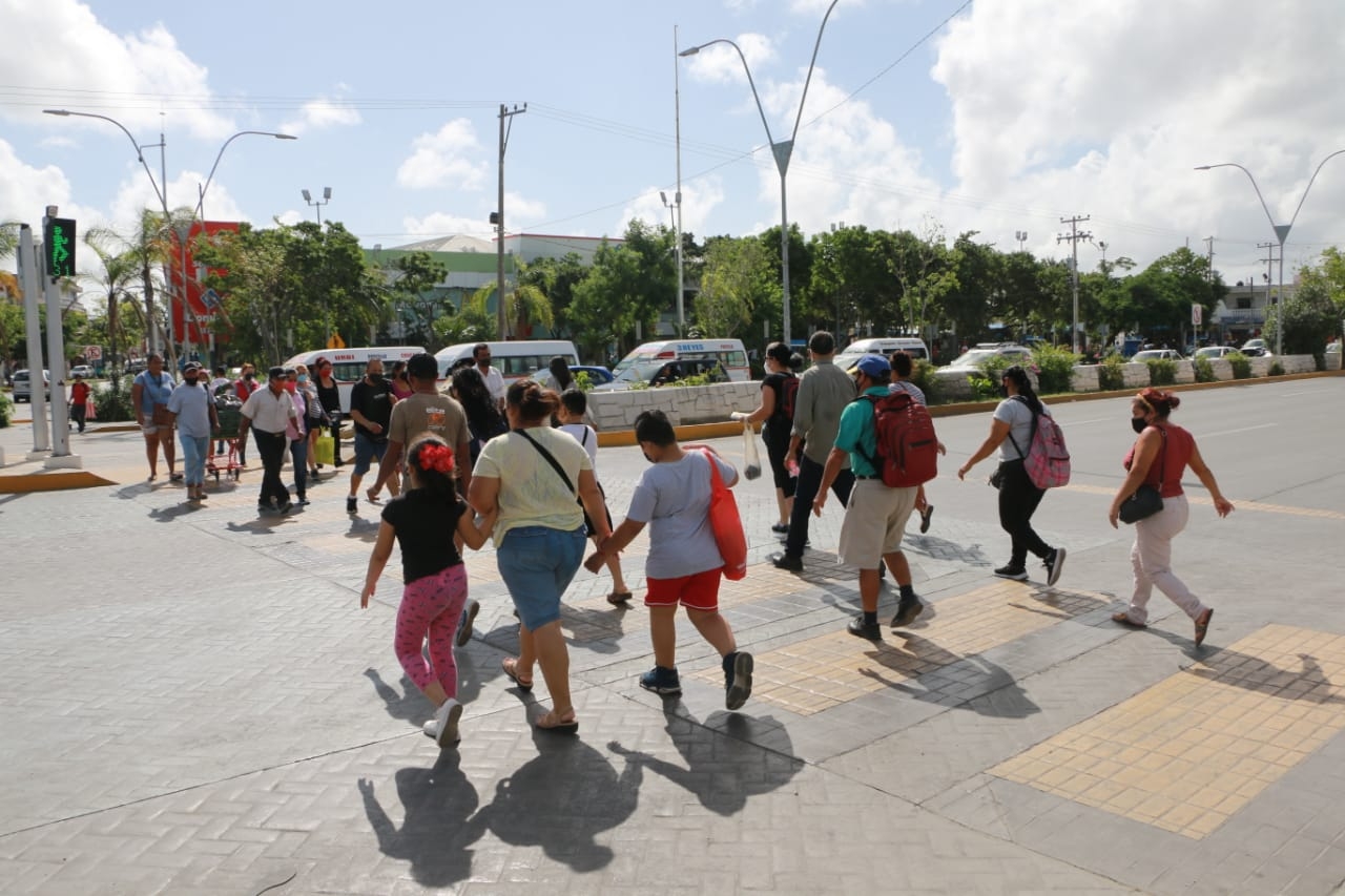 Se constató la presencia de personas formando largas filas y otras caminando sobre la banqueta