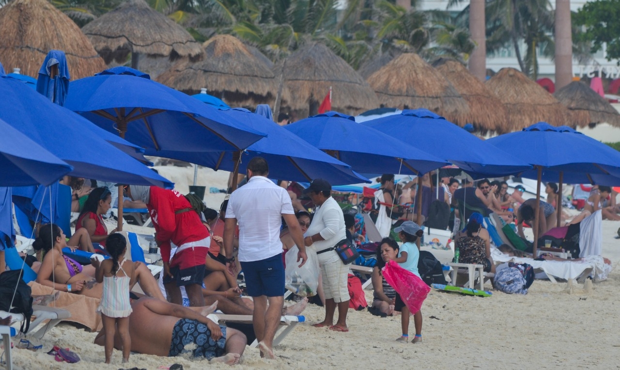 Sin supervisión playas de Cancún; turistas incumplen protocolos sanitarios