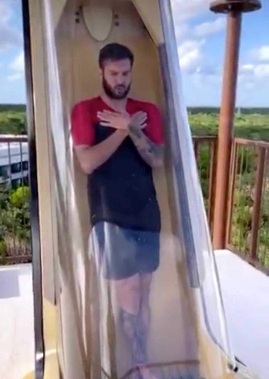 André-Pierre Gignac se tira de un tobogán en Playa del Carmen (VIDEO)