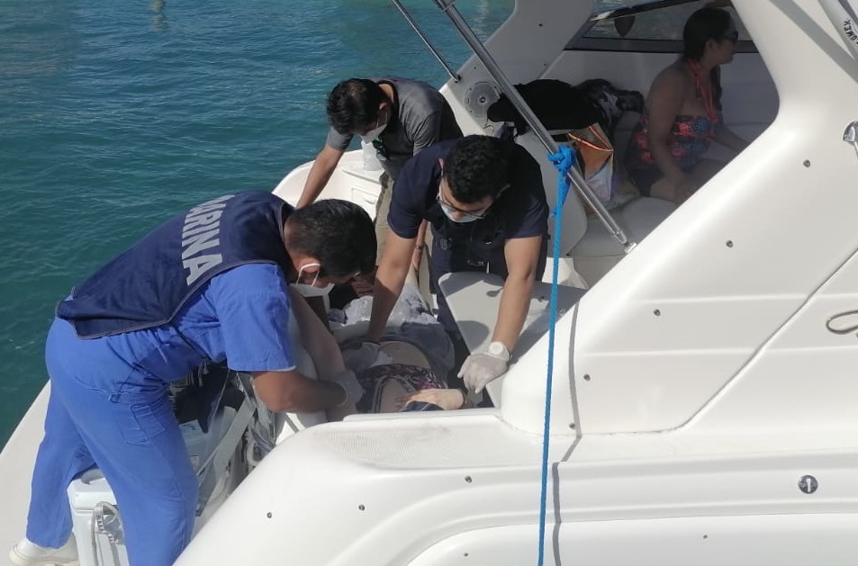 Hélice de barco hiere a mujer que nadaba en aguas de Isla Mujeres