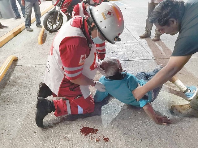 Hombre de la tercera edad cae y abre su cráneo en Ciudad del Carmen