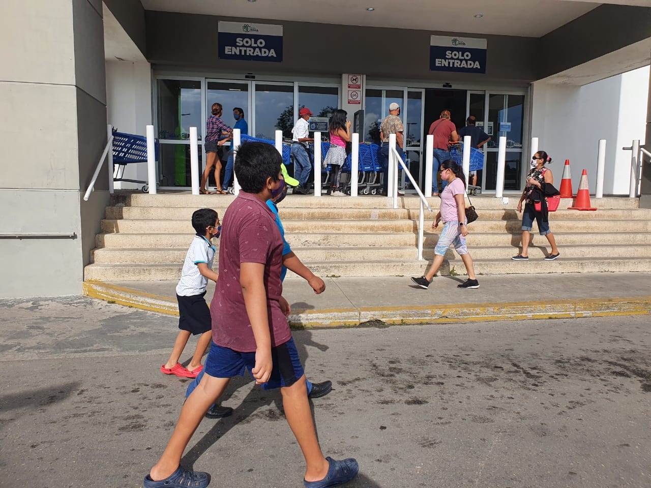 Supermercados de Chetumal a reventar; descuidan medidas sanitarias