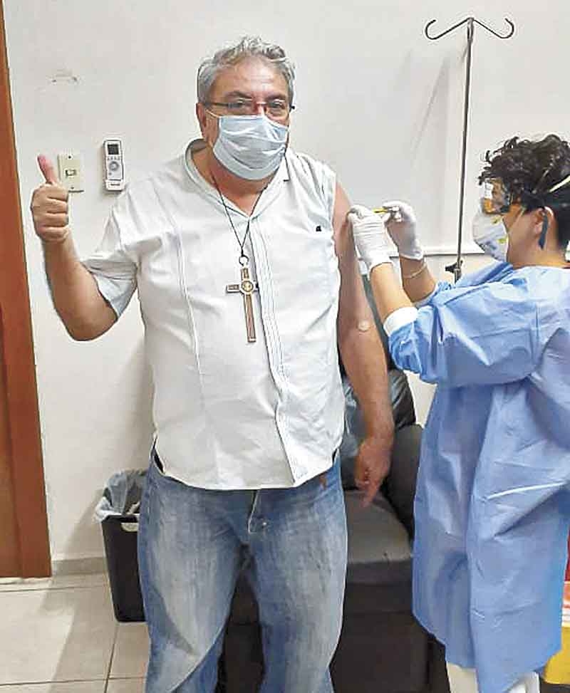 El activista Carlos Méndez recibe la vacuna contra el COVID-19 en Yucatán