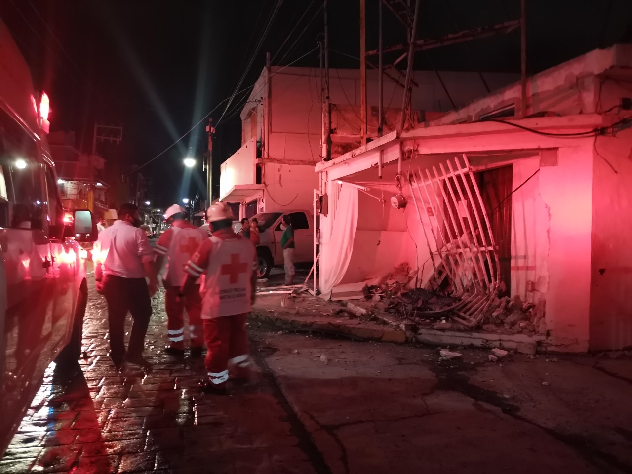 Petrolero dormita y choca contra una barda en el centro de Ciudad del Carmen