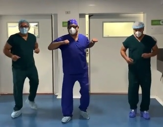 Médicos se toman un tiempo para bailar Claridad de Menudo (Video)