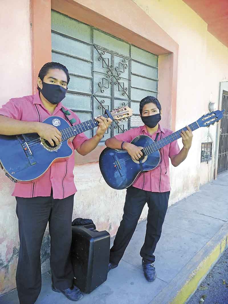 Padre e hijo llevan serenata por las calles de Hunucmá ante la contingencia