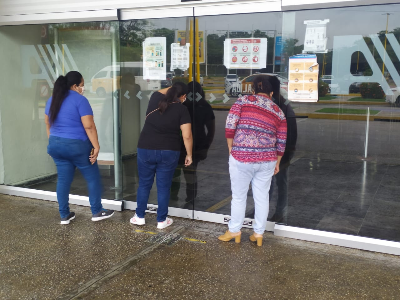 De lejos, así se despiden familiares en el aeropuerto de Ciudad del Carmen